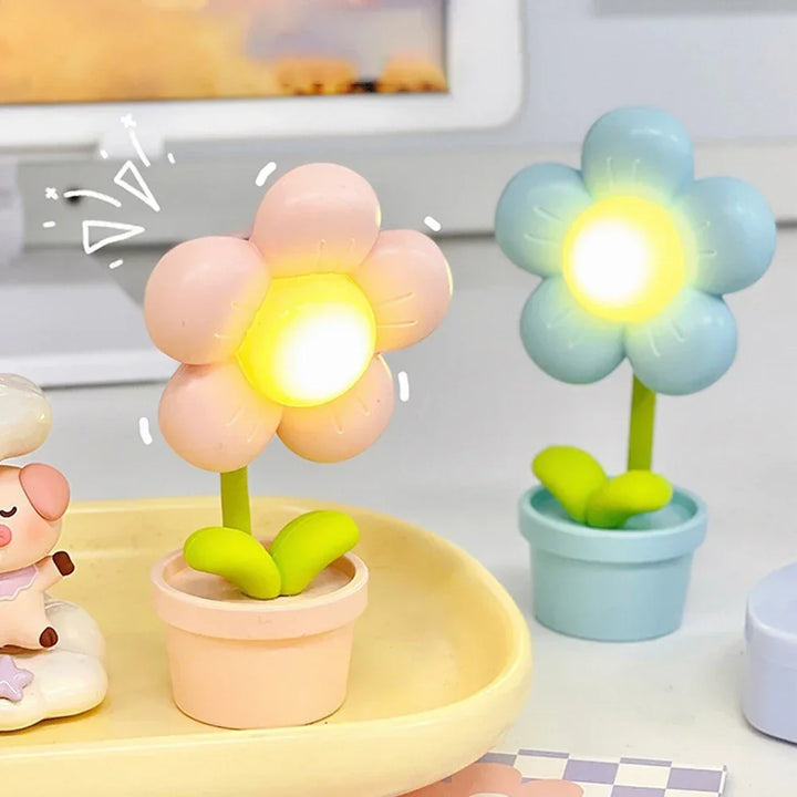 BloomLite - Small Flower Shaped Table Lamp